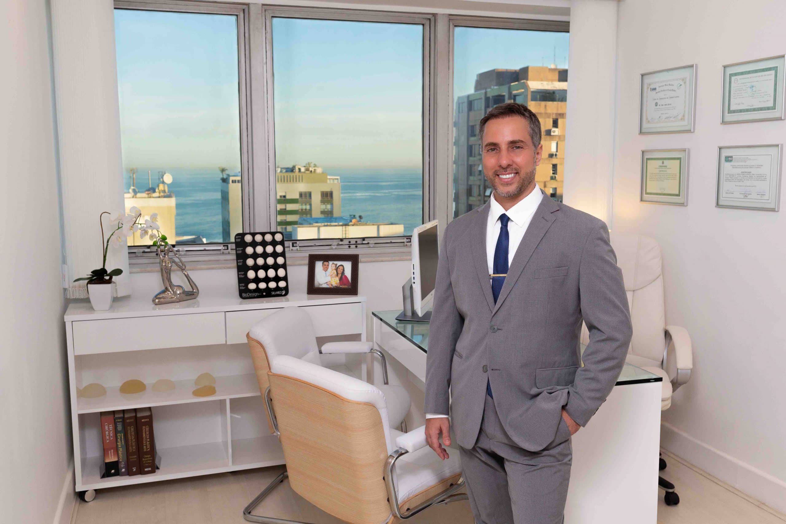 Dr. André Ahmed em seu consultório