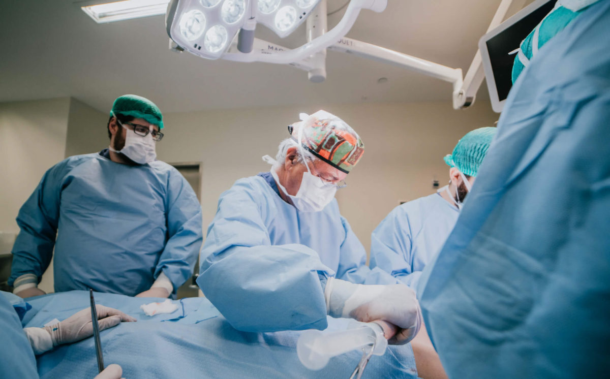 Equipe médica em centro cirúrgico