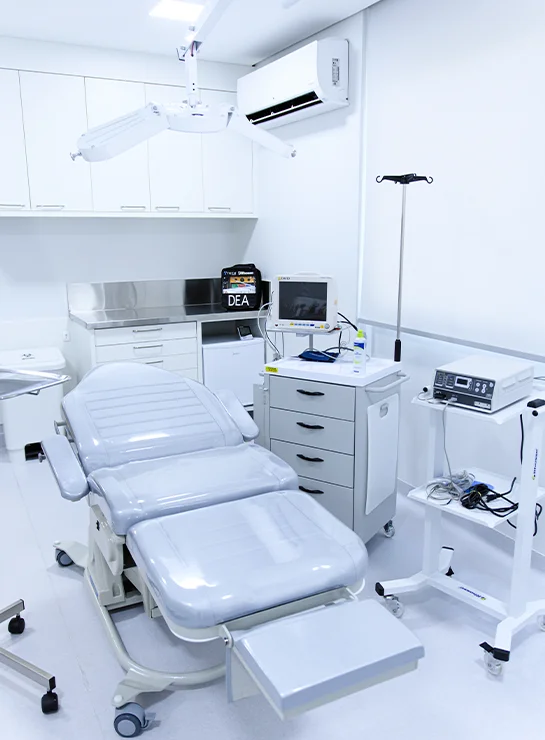 Sala de procedimento equipada na Aureum Clínica