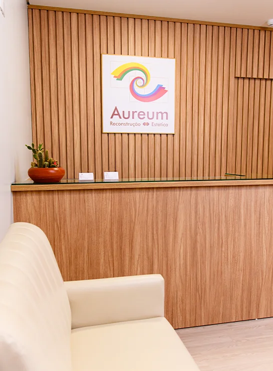Recepção da Aureum Clínica com sinalização da marca