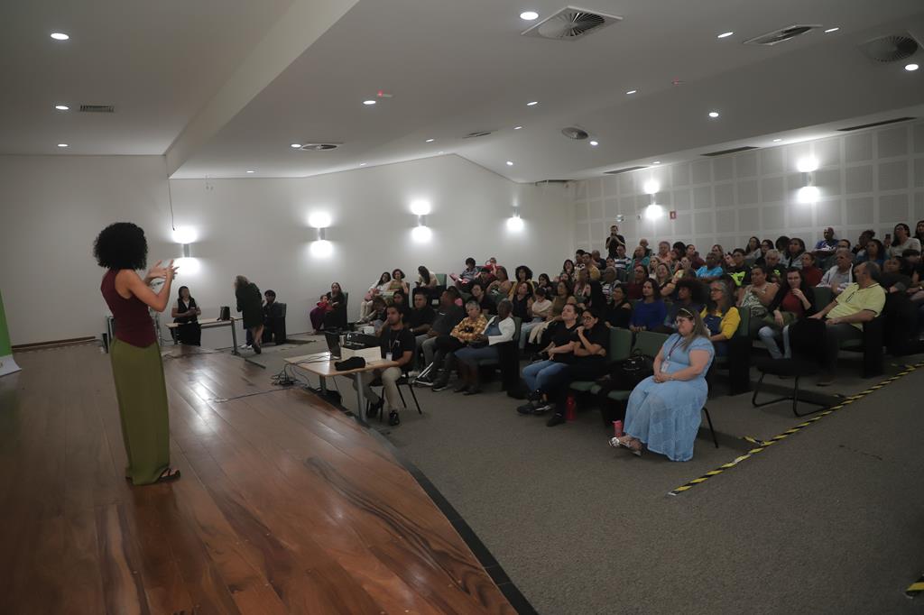 Evento institucional de Barueri com público em auditório