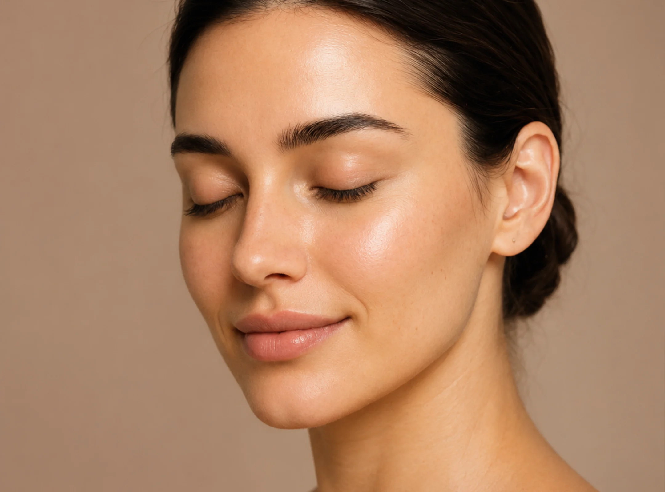 Rosto feminino com pele iluminada e expressão natural