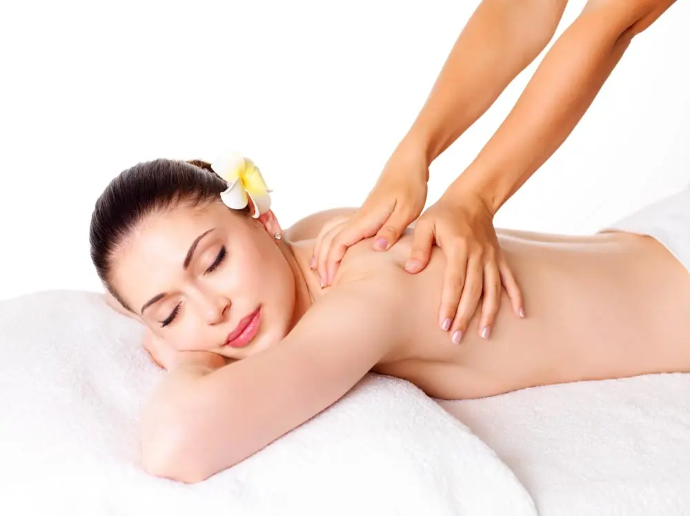 Massagem relaxante em ambiente claro