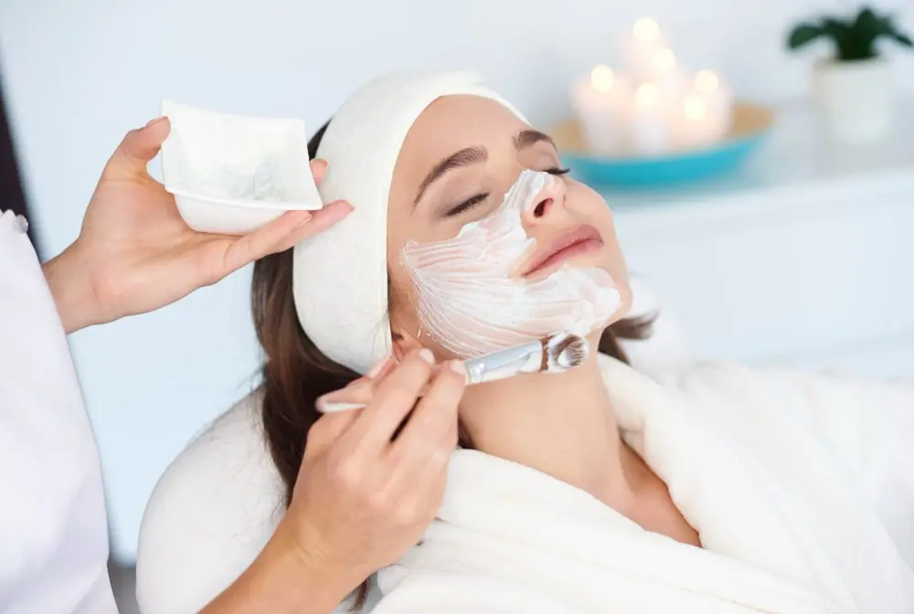 Tratamento facial realizado em ambiente de estética
