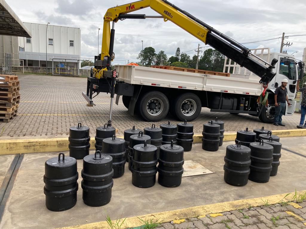 Pesos padrão posicionados para calibração em operação industrial