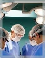 Equipe médica em ambiente cirúrgico