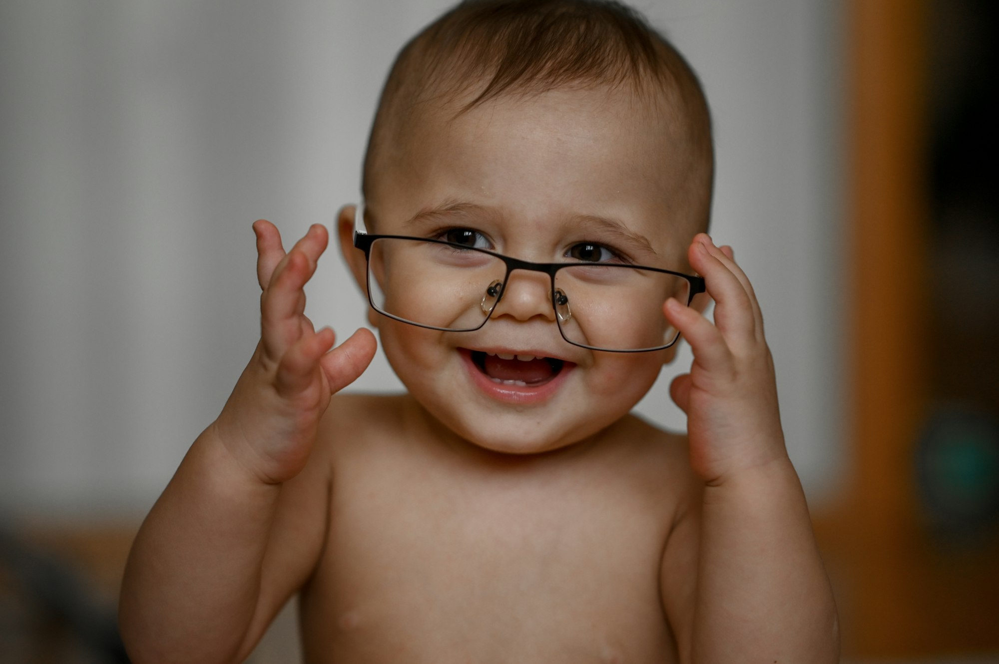 Bebê usando óculos, representando atenção oftalmológica infantil