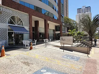 Fachada externa da clinica associada ao atendimento