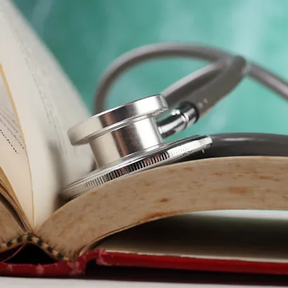 Livro medico e estetoscopio como sinal de estudo e avaliacao clinica