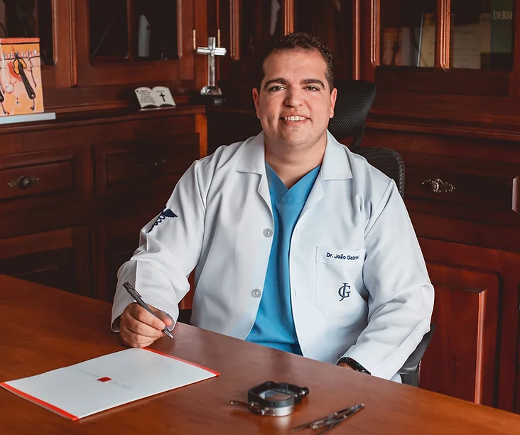 Dr. Joao Gabriel Nunes em ambiente de atendimento medico