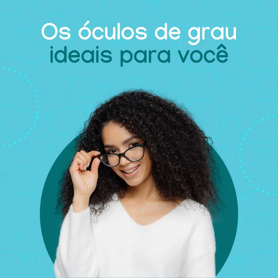 Mulher usando óculos de grau em peça da Centro Visão