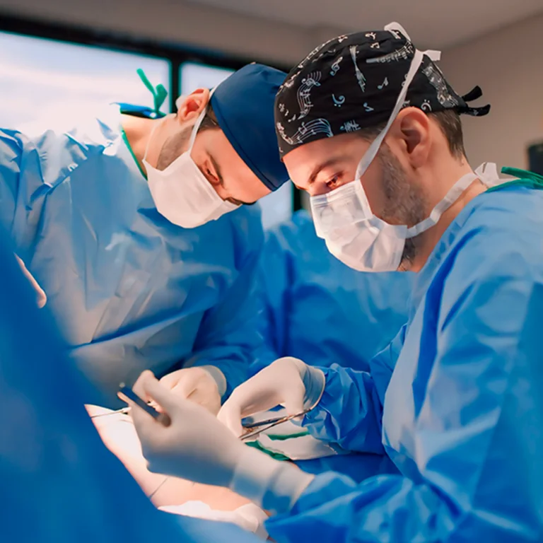 Equipe médica em procedimento cirúrgico