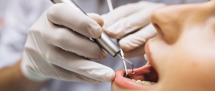 Paciente recebendo atendimento odontológico