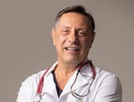 Médico em imagem institucional