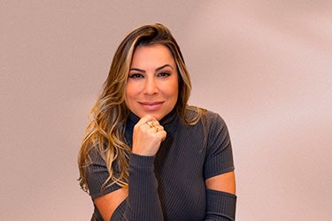 Dra Gigi Longhi - Especialista em Cirurgia Plástica