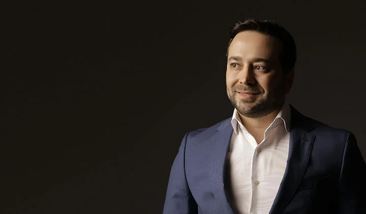 Dr. Gustavo Sela